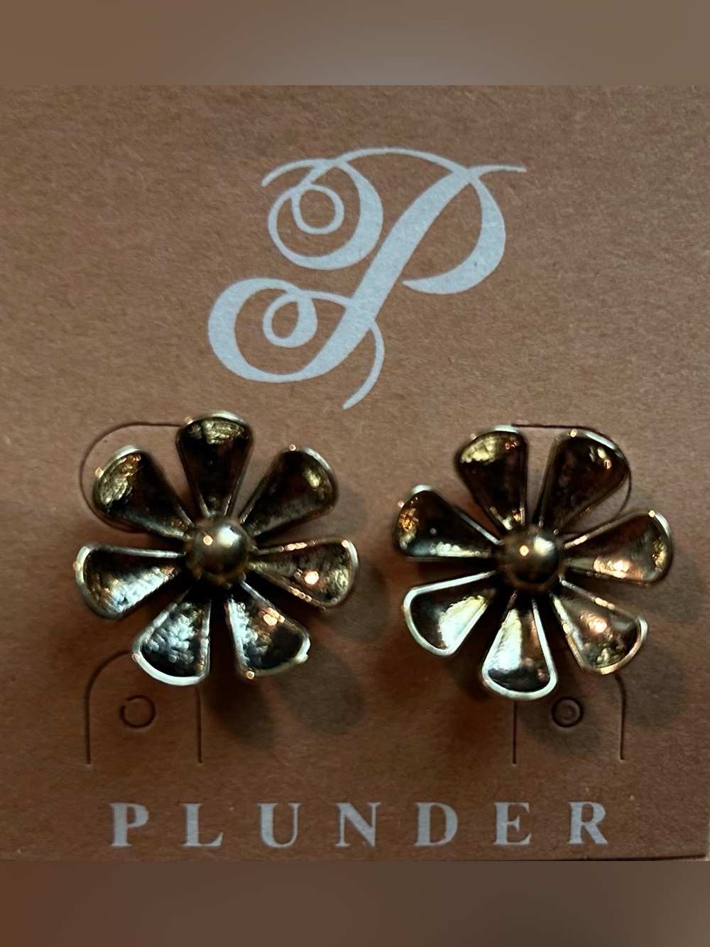 ✨ NEW ✨ Plunder Metallic Gold Daisy Petal Stud Earrings ✨